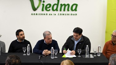 El intendente Pedro Pesatti y el ministro Diego Canestraci firmaron el convenio respectivo. Foto: Marcelo Ochoa.
