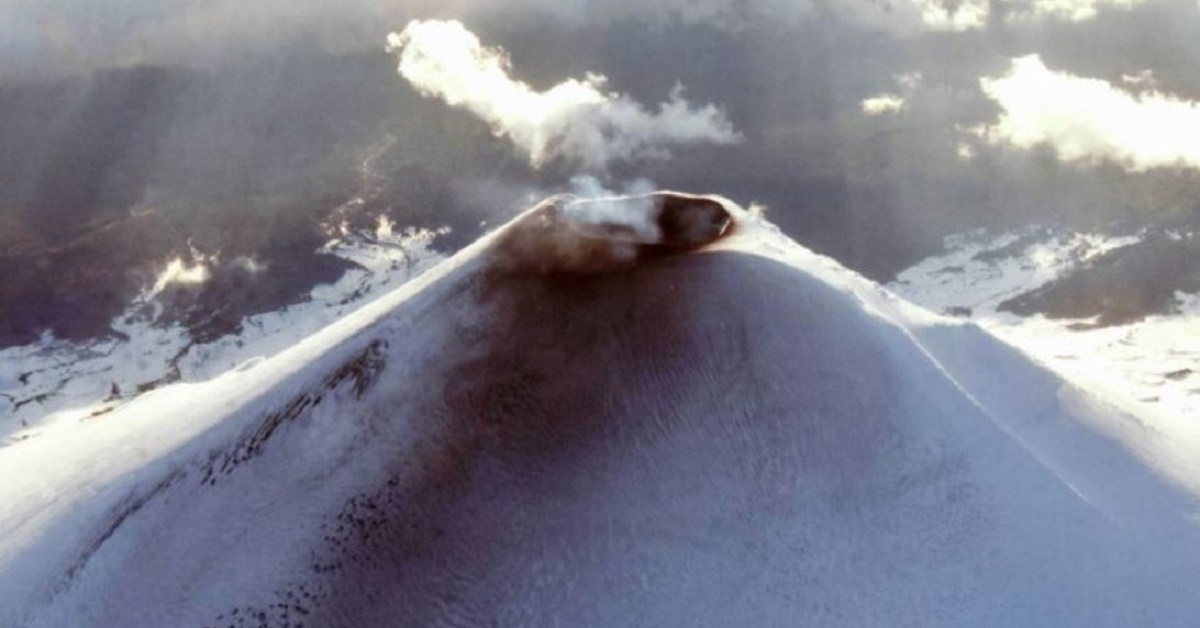 El volcán Villarrica sigue inestable y extendieron la alerta naranja. 