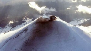 El volcán Villarrica sigue inestable y extendieron la alerta naranja