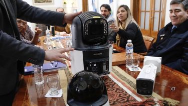 Recientemente se firmaron convenios para sumar cámaras de vigilancia y lectoras de patentes en San Martín de los Andes, Zapala y Plaza Huincul. (Neuquén Informa).-