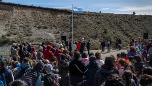 Nuevo Abrazo al Limay: “Este río es único y lo queremos en libertad”