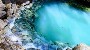 El paraíso termal oculto, con agua turquesa, al que solo llegás caminando