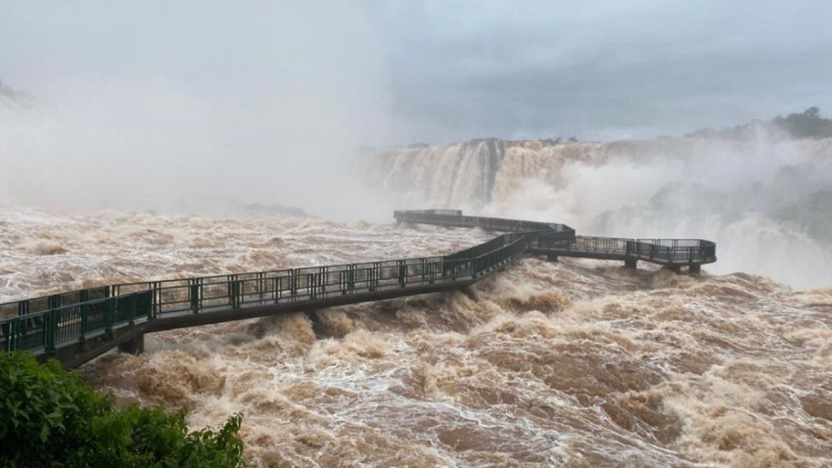 El acceso al área de Cataratas, en Misiones, continuará restringido como consecuencia de una fuerte crecida registrada en el río Iguazú. 