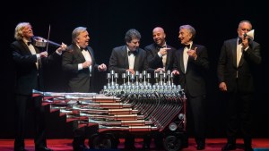 Este viernes, Les Luthiers llega a Neuquén con «Más tropiezos que Mastropiero», su show despedida