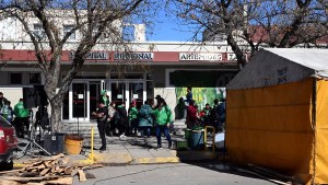 Paro de ATE en Viedma: sin atención en el hospital y acampe en el Ministerio de Salud