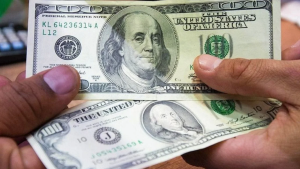 El dólar blue bajó con fuerza: a cuánto cerró este martes, a 12 días del balotaje
