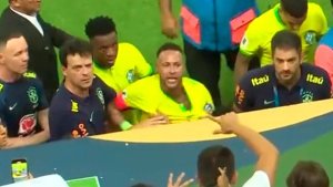 Mirá el fuerte cruce entre Neymar y los hinchas de Brasil: le tiraron pochoclos y el jugador reaccionó