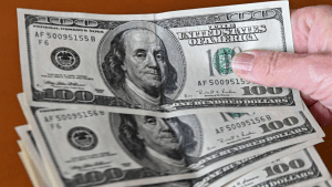 A tres días de la asunción de Milei, el Gobierno dejó subir fuerte el dólar oficial: a cuánto cerró el blue