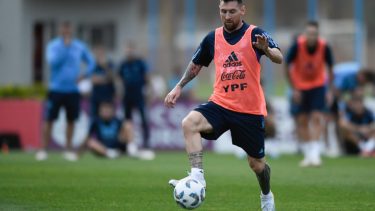 Messi entrenó con normalidad y sería titular ante Paraguay.