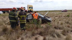 Volcaron sobre Ruta 22, cerca de Río Colorado y tuvieron que ser rescatados por los bomberos