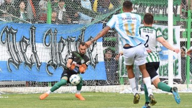 El arquero Matías López de Germinal de Rawson fue el más ovacionado por su retiro del fútbol, al igual que Darío Pellejero. Foto Gentileza Diario Jornada