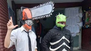 Elecciones 2023: en Cipolletti, un joven fue a votar con un disfraz de «motosierra»