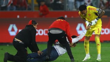 El arquero peruano Gallese y una insólita reacción con un hincha.