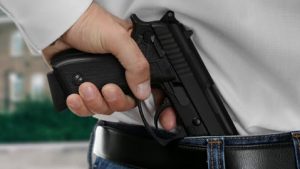 Insólito: se durmió con un arma en la cintura y terminó con un disparo en los genitales, en Regina