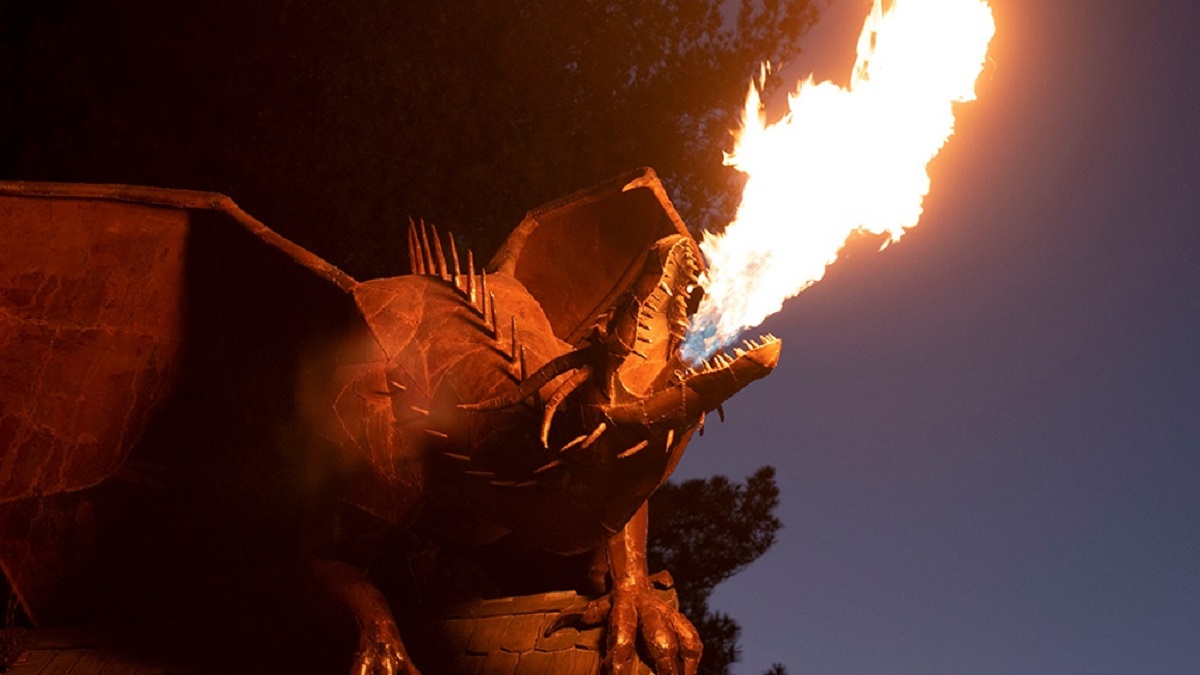  El dragón de la plaza de Trevelin lanza fuego por su boca dos veces por día. Fuente: @turismotrevelin.