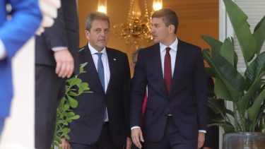 Paraguay deja de retirar su 100% de Yacyretá, pero acusa a Argentina de adeudar millones.