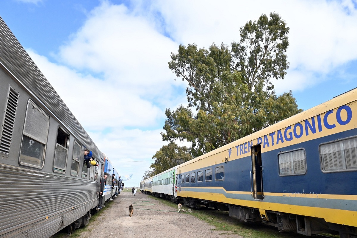 Con la partida del tren de carga, se inicia una nueva etapa en la reactivación del servicio ferroviario en la región. Foto: Marcelo Ochoa.