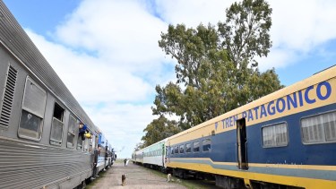 Con la partida del tren de carga, se inicia una nueva etapa en la reactivación del servicio ferroviario en la región. Foto: Marcelo Ochoa.