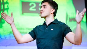 Quién es el joven de Tucumán premiado en el Mundial de Oratoria por un discurso contra Milei