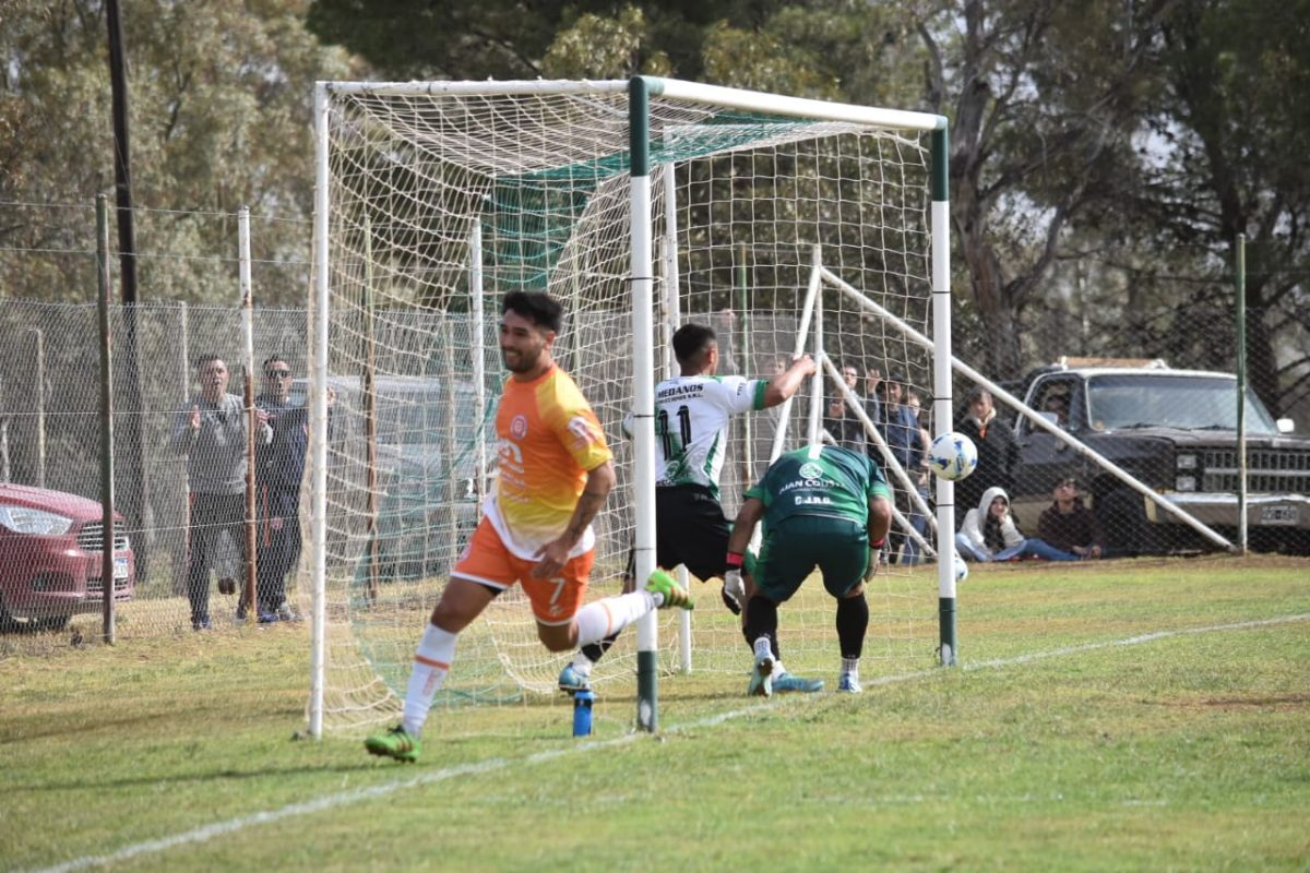 Deportivo Roca goleó a Juventud Agraria en Algarrobo.