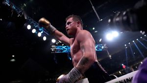 Canelo Álvarez no dejó dudas ante Jermell Charlo y retuvo sus cuatro títulos mundiales