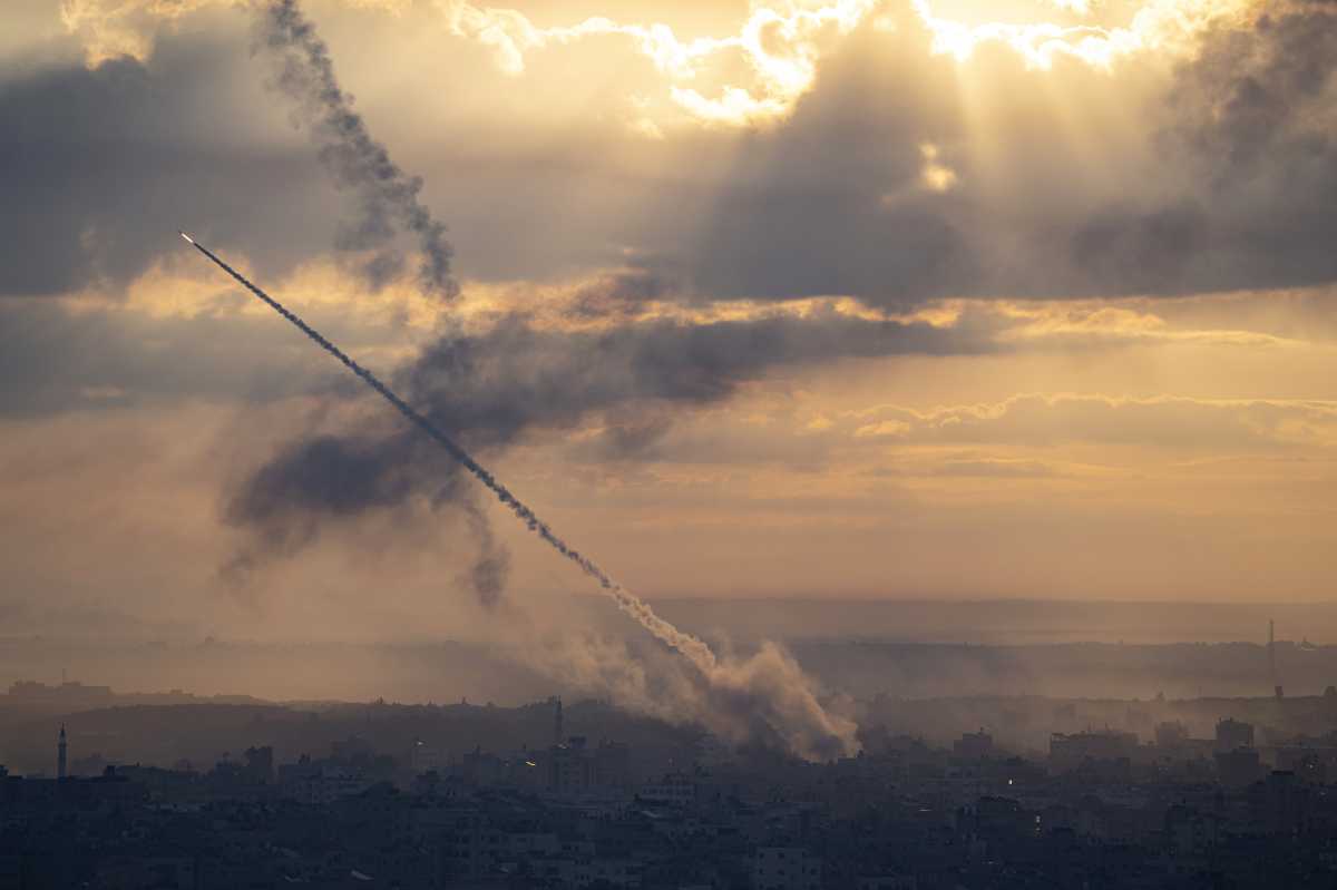 En la imagen, proyectiles disparados hacia Israel desde la Franja de Gaza. (AP Foto/Fatima Shbair)