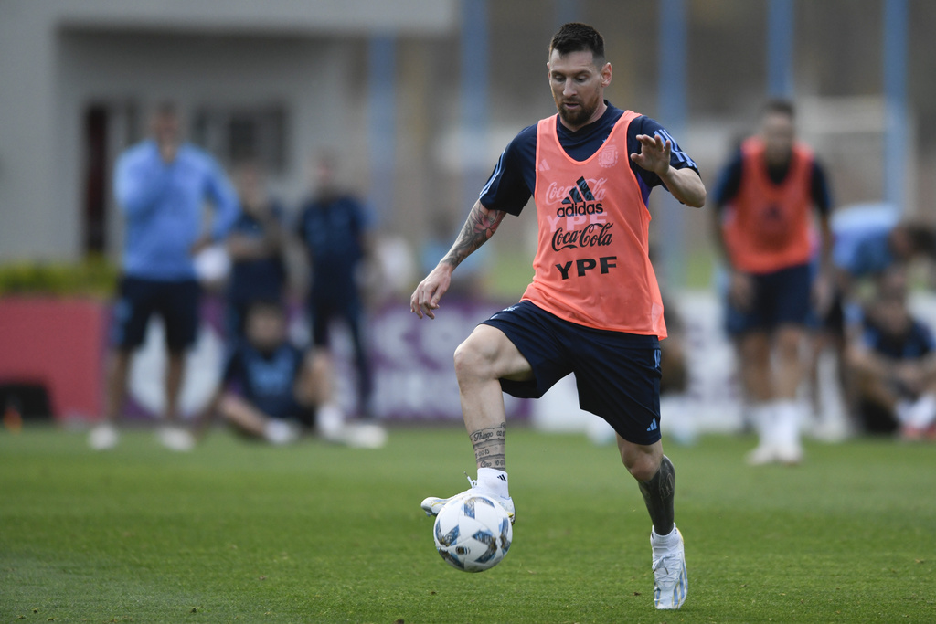 Lionel Messi será titular con la Argentina para visitar a Perú en Lima. (AP Photo/Gustavo Garello)