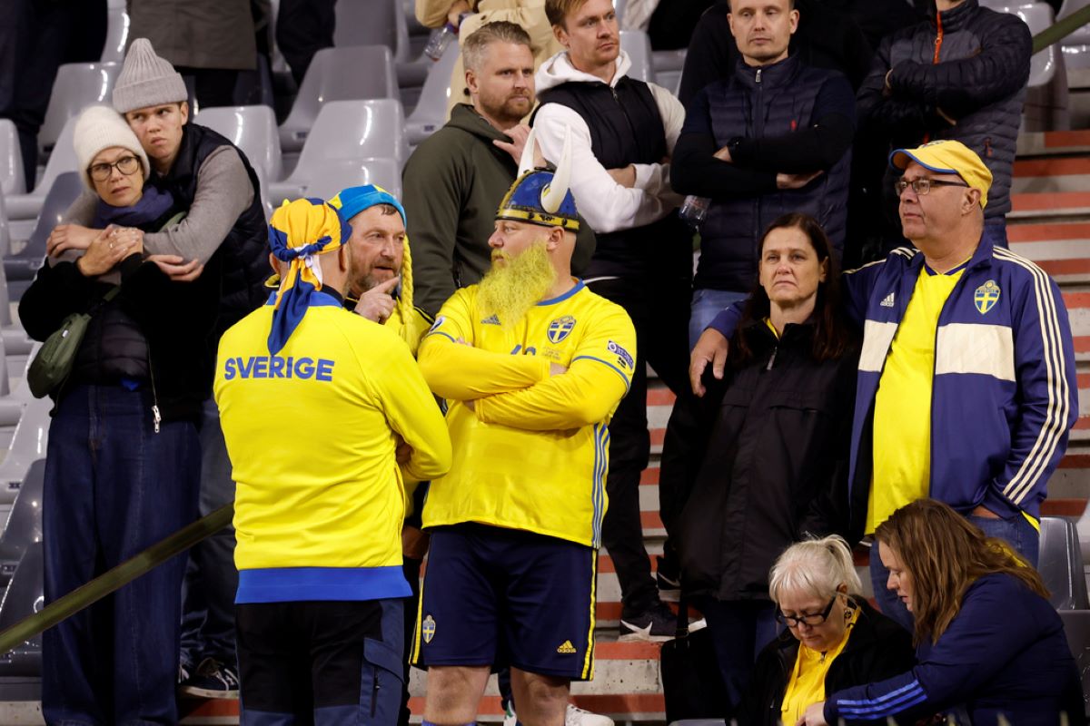 Los hinchas se quedaron en el estadio, por pedido de de los organizadores y de la Federación sueca. (AP)