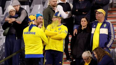 Los hinchas se quedaron en el estadio, por pedido de de los organizadores y de la Federación sueca. (AP)