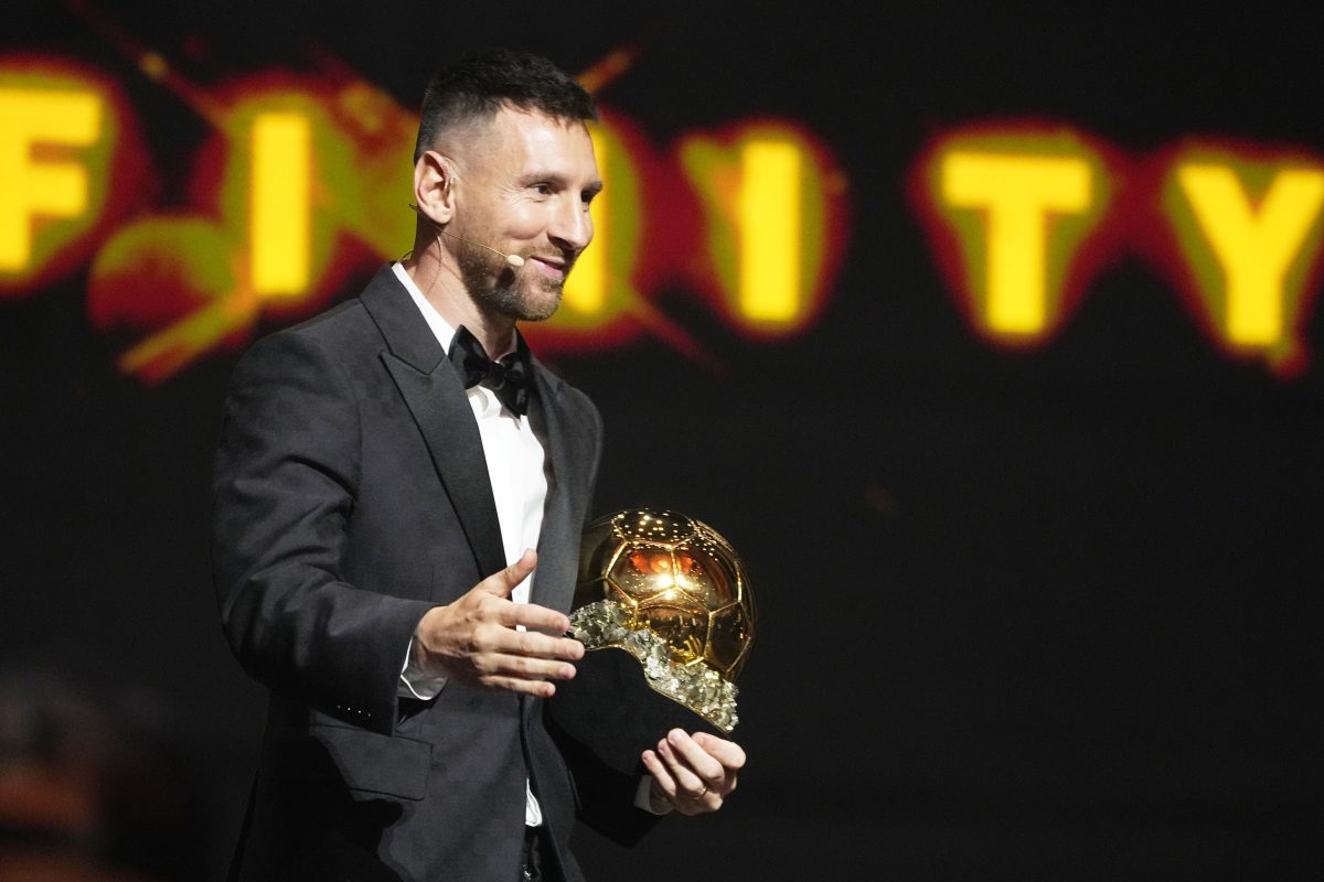 Lionel Messi con su octavo Balón de Oro. (AP Photo/Michel Euler).