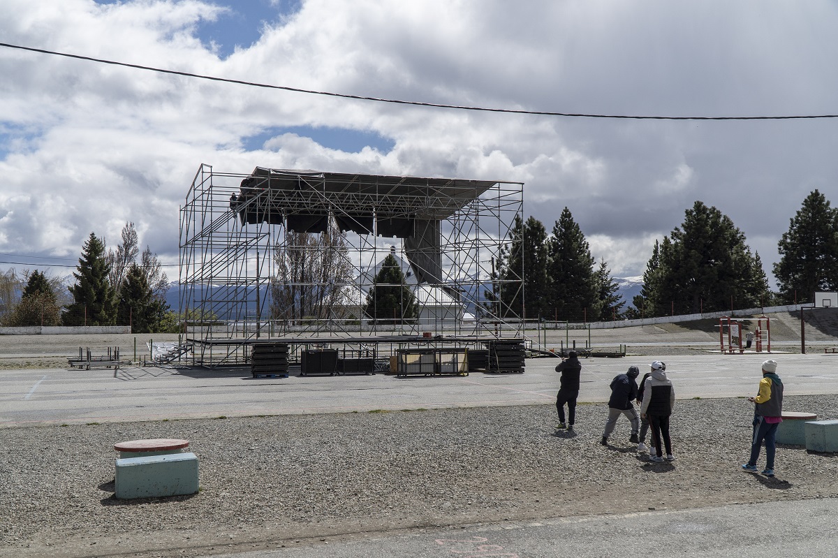 Comenzó el armado del escenario en el Velódromo Municipal de Bariloche para albergar el 36° Encuentro de Mujeres y Disidencias.  Foto: Marcelo Martinez