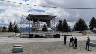 Comenzó el armado del escenario en el Velódromo Municipal de Bariloche para albergar el 36° Encuentro de Mujeres y Disidencias.  Foto: Marcelo Martinez