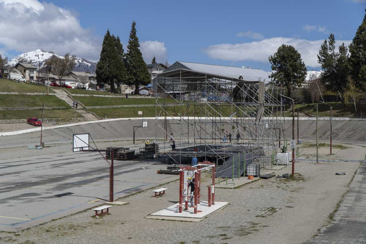 En el Velódromo Municipal de Bariloche estará el escenario (en proceso de armado) y las actividades masivas del Encuentro de Mujeres y Disidencias. Foto: Marcelo Martinez