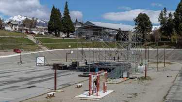 En el Velódromo Municipal de Bariloche estará el escenario (en proceso de armado) y las actividades masivas del Encuentro de Mujeres y Disidencias. Foto: Marcelo Martinez