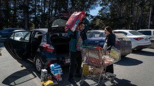Chilenos copan Bariloche para comprar mercaderías: «Acá pagamos todo la mitad»