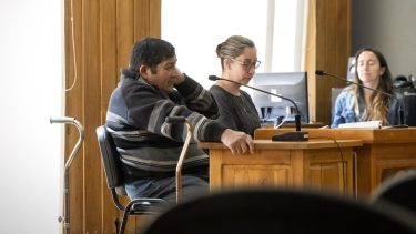 El conductor imputado de haber causado la muerte de tres personas en un choque en la Ruta Nacional 40, junto a la defensora oficial Natalia Araya. (Foto: Marcelo Martinez / Patagonia)