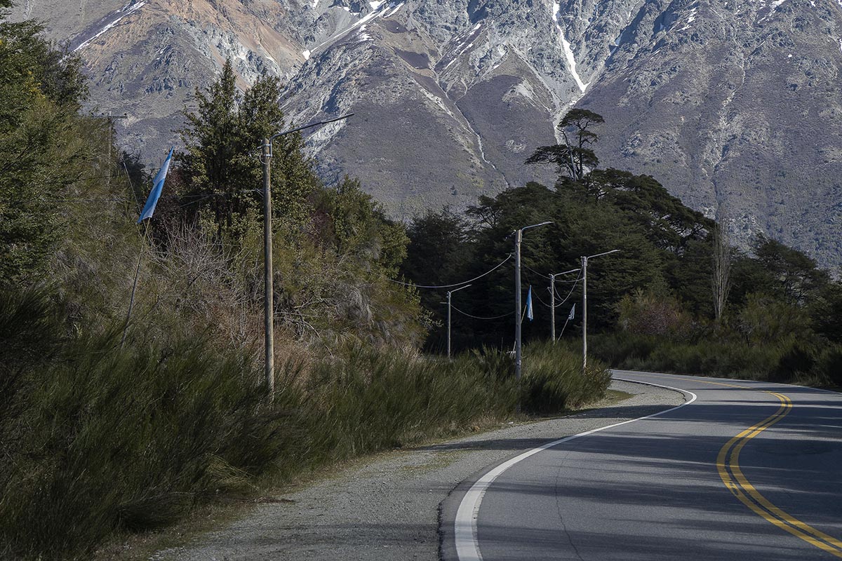 En el sector del conflicto de Villa Mascardi todavía hay banderas argentinas ubicadas en una de las banquinas de la Ruta Nacional 40. (Foto: Marcelo Martinez / Patagonia)