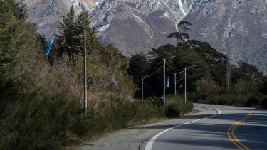 En el sector del conflicto de Villa Mascardi todavía hay banderas argentinas ubicadas en una de las banquinas de la Ruta Nacional 40. (Foto: Marcelo Martinez / Patagonia)