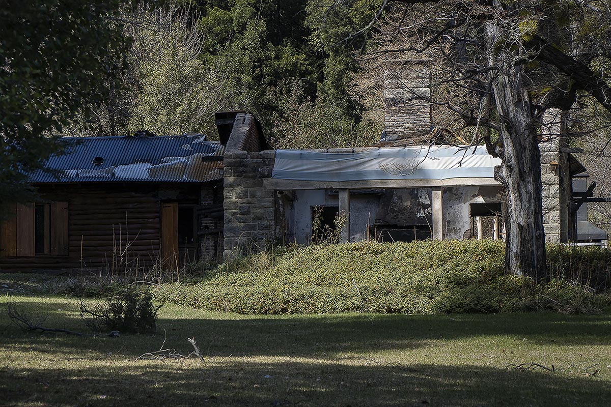 Una de las viviendas destruidas durante las usurpaciones en Villa Mascardi. (Foto: Marcelo Martinez / Patagonia).