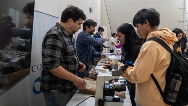 Unos 1.000 estudiantes de secundarias participaron de la Muestra de Carreras Públicas de Bariloche. Foto: Marcelo Martinez