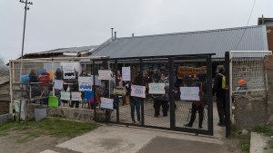Abrazo simbólico: los chicos de una escuela especial de Bariloche continúan sin transporte