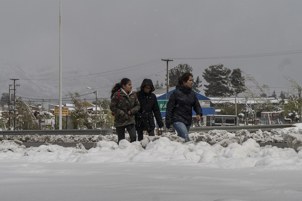 Nieva desde el sábado a la tarde en Bariloche. Foto: Marcelo Martinez