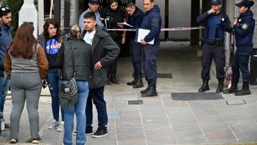 La tragedia ocurrió esta tarde de jueves en un edificio de la calle Frey al 100, a pocas cuadras del Centro Cívico de Bariloche. (foto Alfredo Leiva)