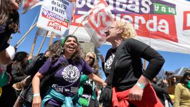 En la calle, las plazas y el Centro Cívico se generaron hoy asambleas y actos de diversos sectores, como parte del Encuentro de Mujeres y Disidencias. Foto: Alejandra Bartoliche