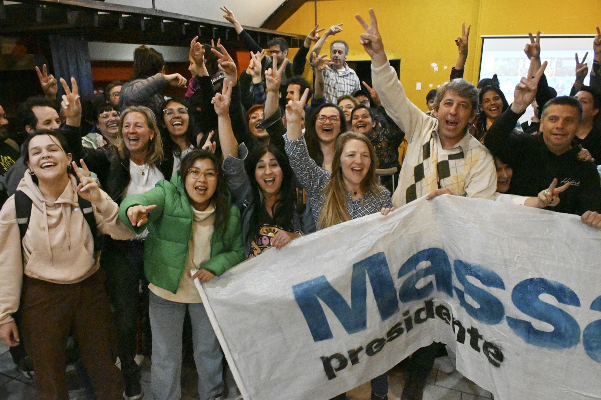 Dirigentes y militantes peronistas celebraron en Bariloche el triunfo de Massa y Soria. Foto: Chino Leiva