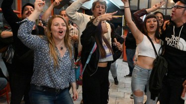 Dirigentes y militantes peronistas celebraron en Bariloche el triunfo de Massa y Soria. Foto: Chino Leiva