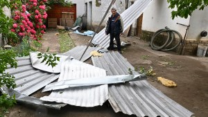 Fuertes vientos en Bariloche: voladuras de techos, caída de ramas y postes de luz
