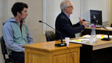 El imputado Federico Pajarín, acompañado de su defensor particular que alegó a favor de confirmar la decisión del juez Campana, quien le otorgó en octubre pasado la probation al acusado.  (Foto de archivo Chino Leiva