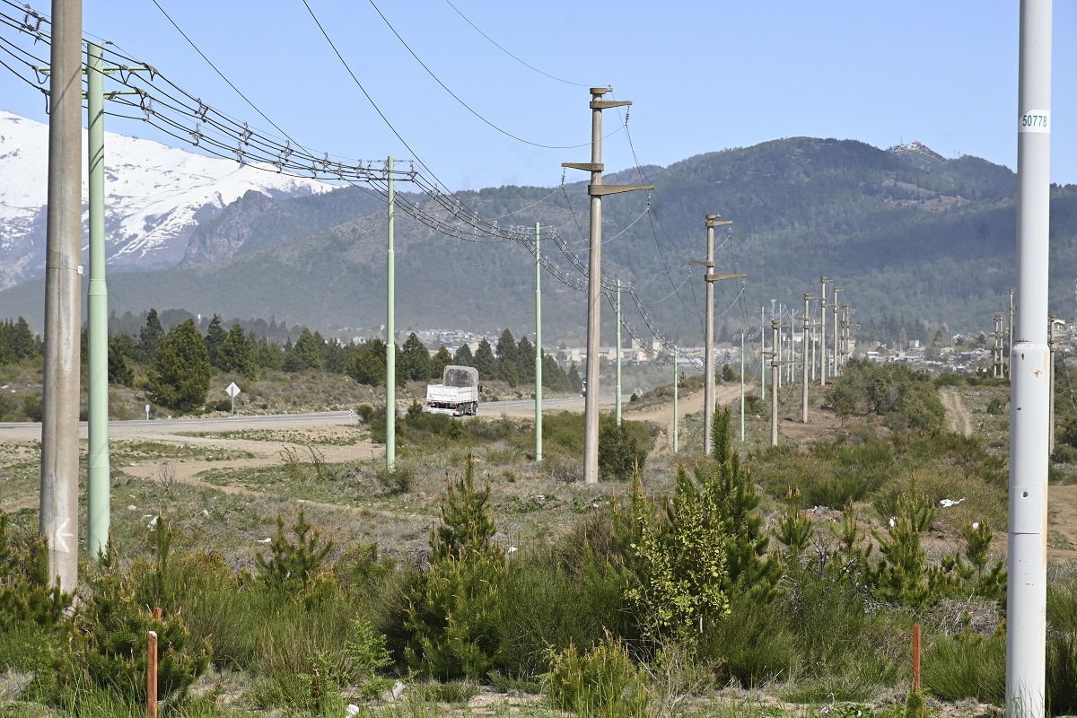 La segunda línea eléctrica que abastecerá a Bariloche irá en paralelo a la actual de Alipiba. Foto archivo