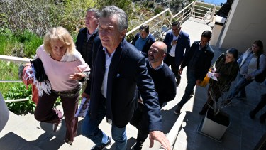 Mauricio Macri estuvo este martes con legisladores del PRO en Bariloche y salió a recorrer la calle Mitre, donde fue abucheado. Foto: Chino Leiva